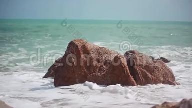 巨大的波浪撞击在石滩上。 1920x1080